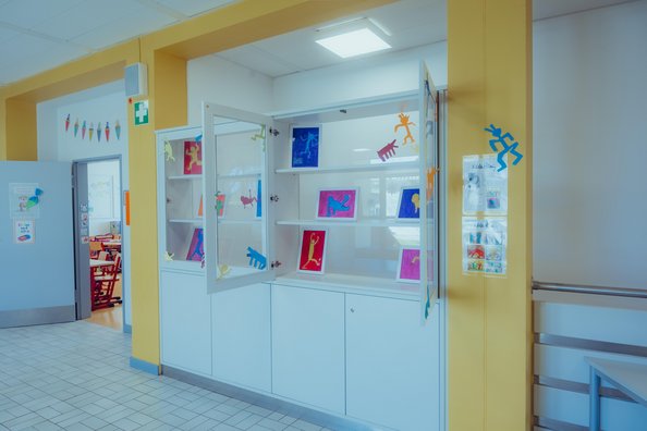 Glasschrank mit Kunstwerken