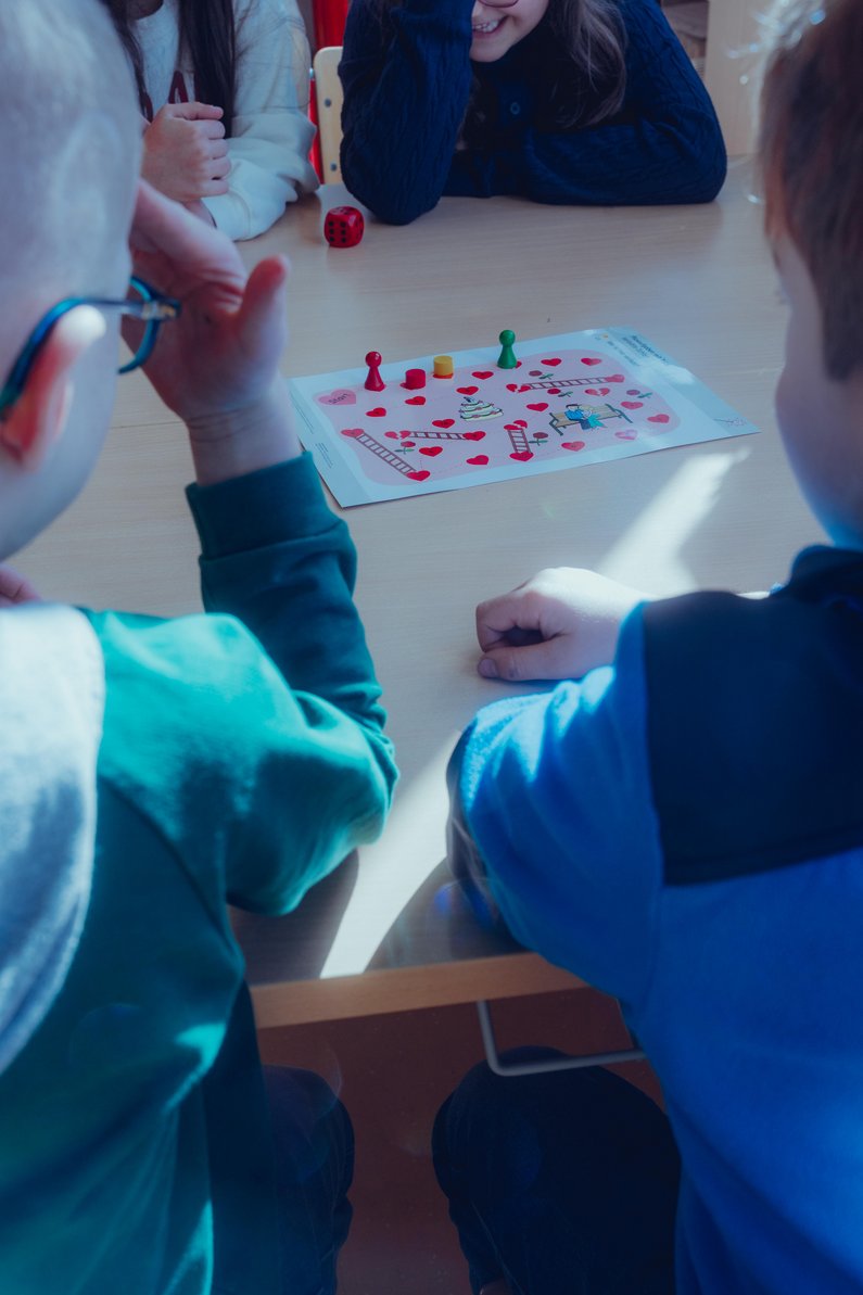 Kinder, die ein Brettspiel spielen