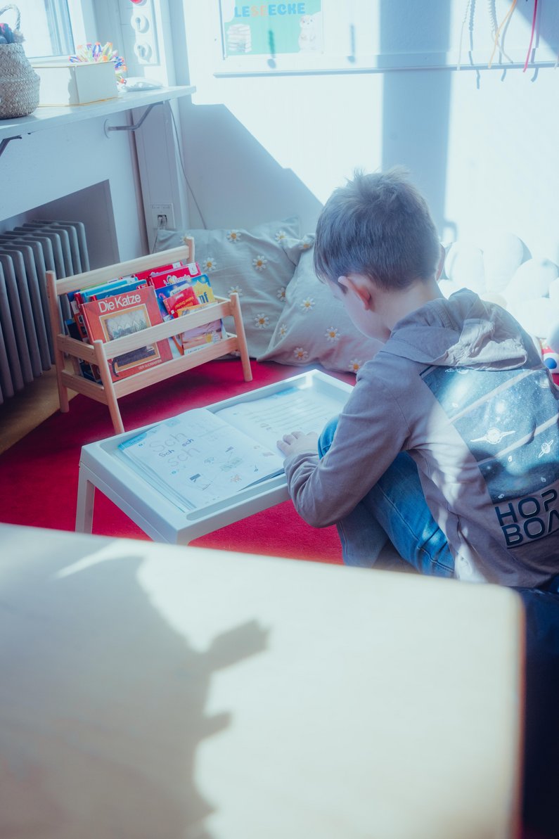 Junge, der in der Leseecke arbeitet