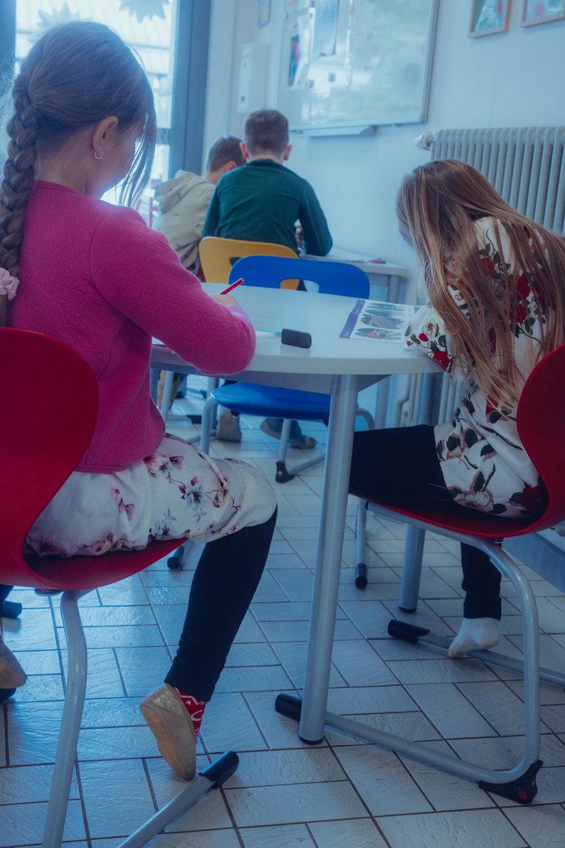 Kinder, die auf dem Flur arbeiten