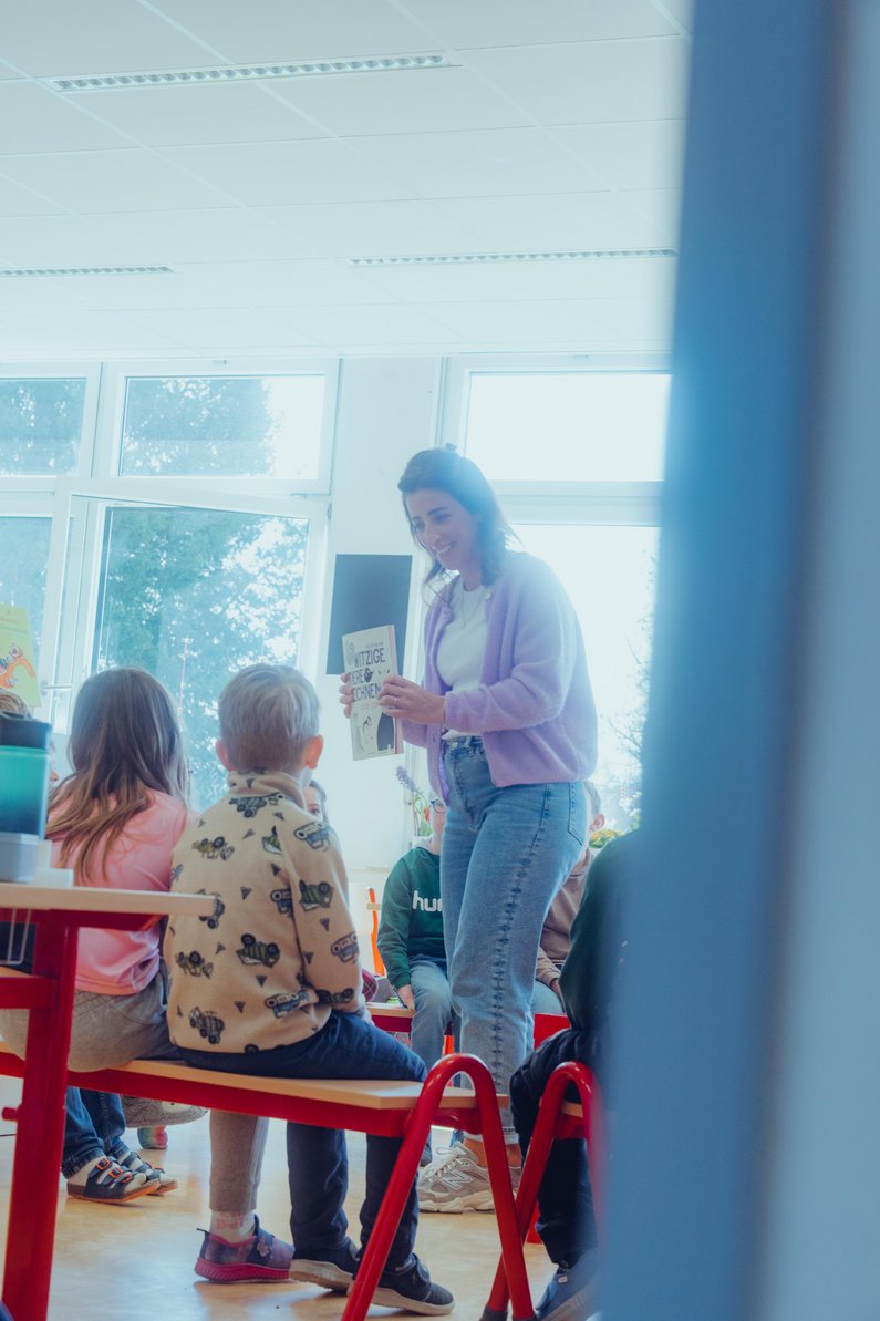 Lehrerin mit Kindern im Sitzkreis