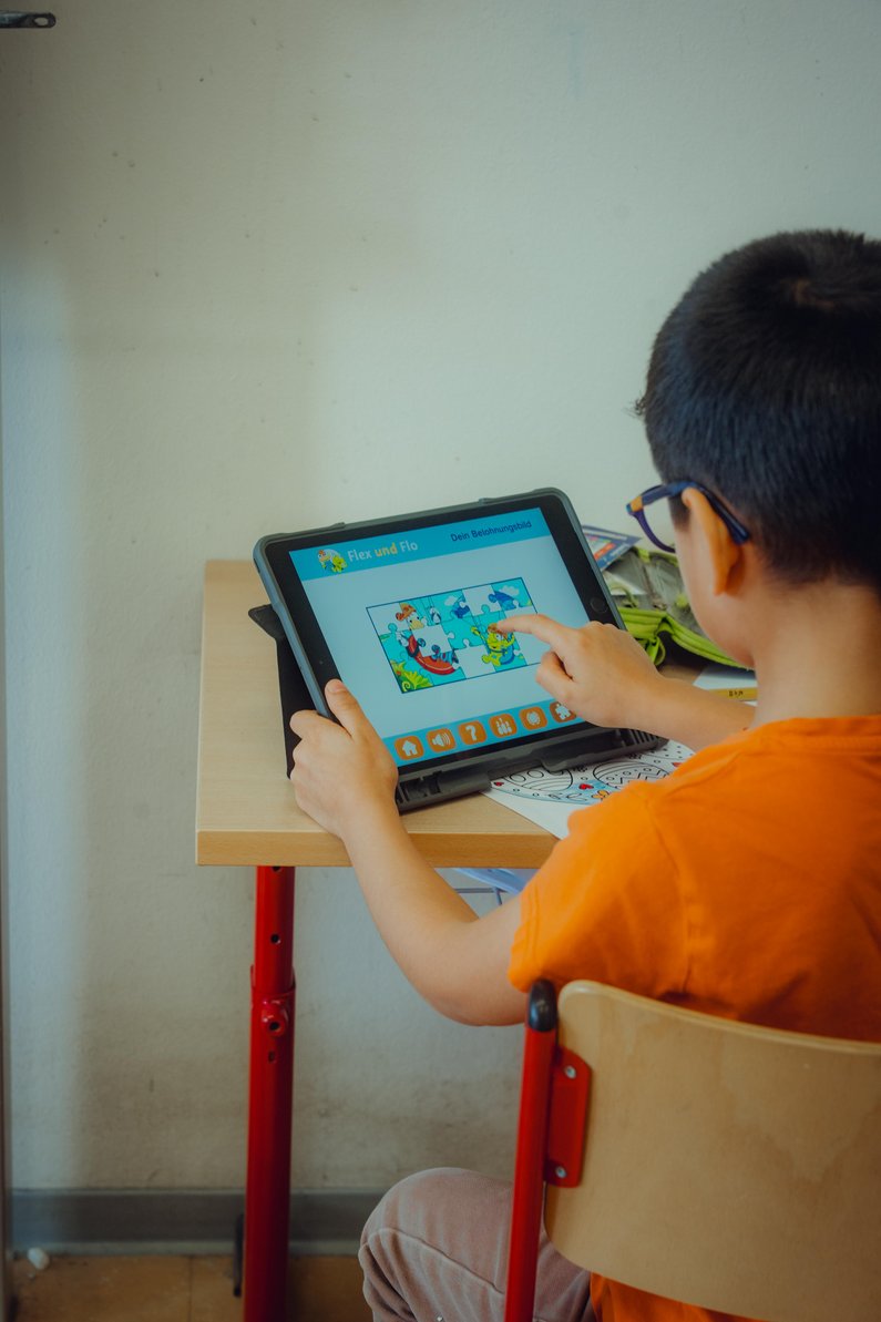 Kind mit Tablet arbeitend