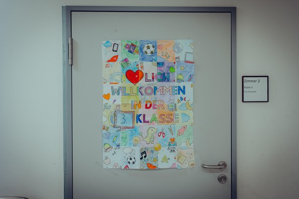 Klassenzimmertür mit Plakat
